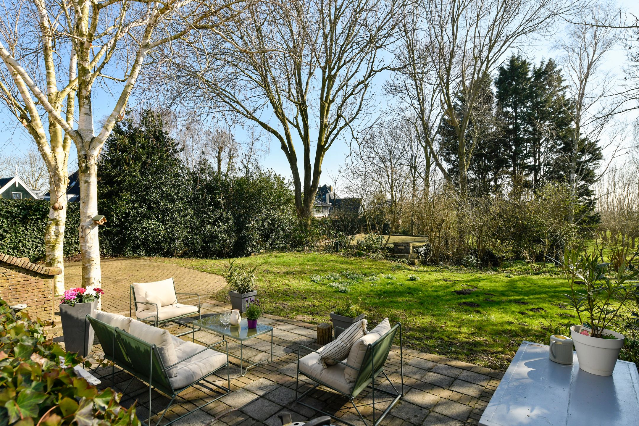 Blikvanger Dijk van een familiehuis aan open vaarwater met geweldig grote tuin — 42