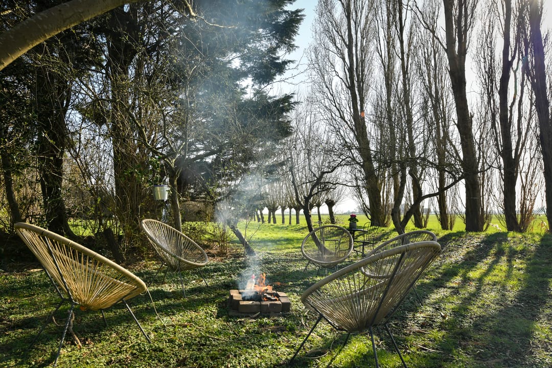 Blikvanger Dijk van een familiehuis aan open vaarwater met geweldig grote tuin — 43