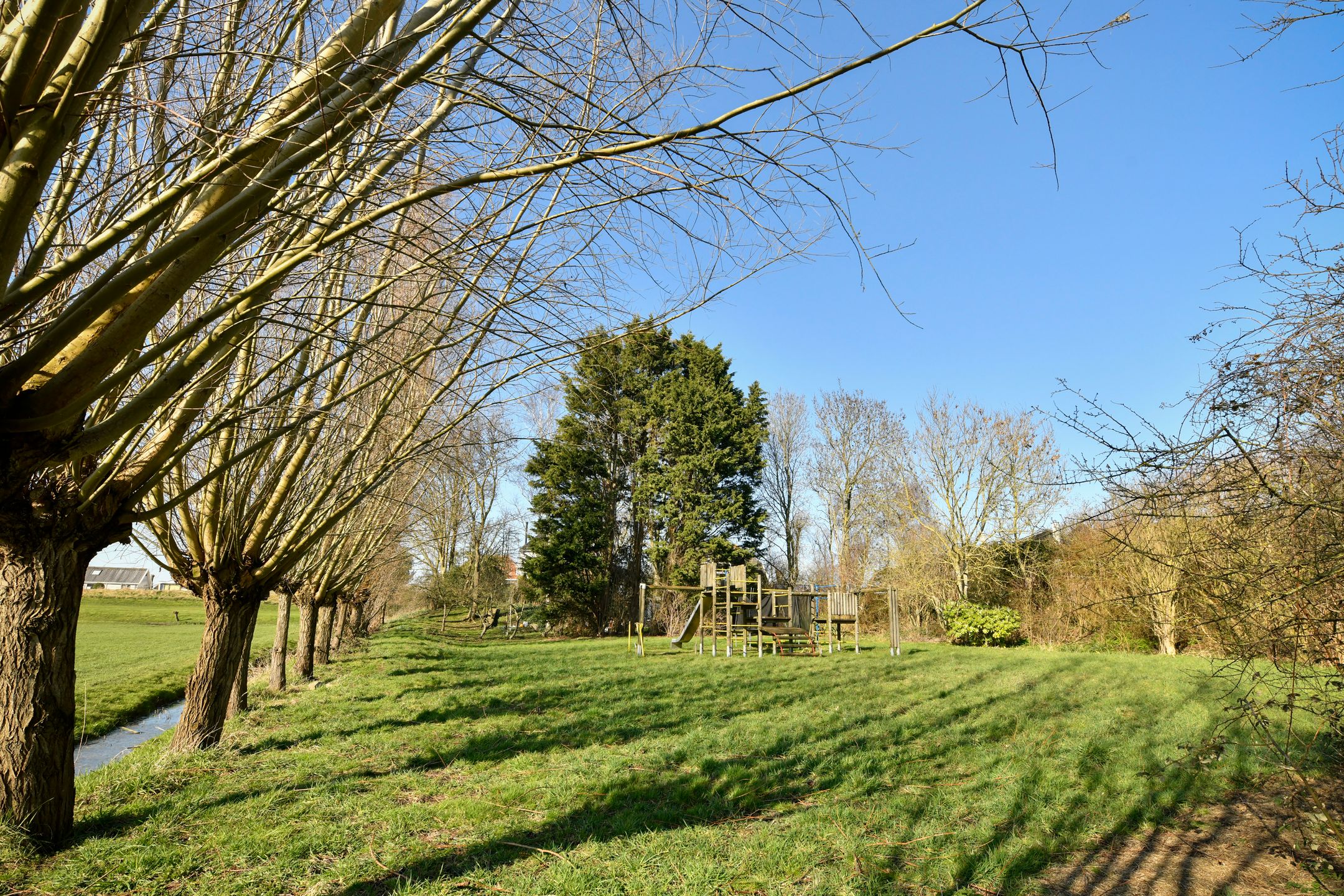 Blikvanger Dijk van een familiehuis aan open vaarwater met geweldig grote tuin — 48