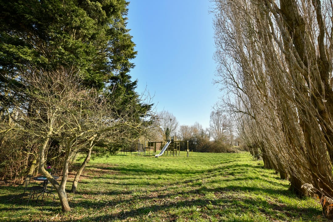 Blikvanger Dijk van een familiehuis aan open vaarwater met geweldig grote tuin — 49