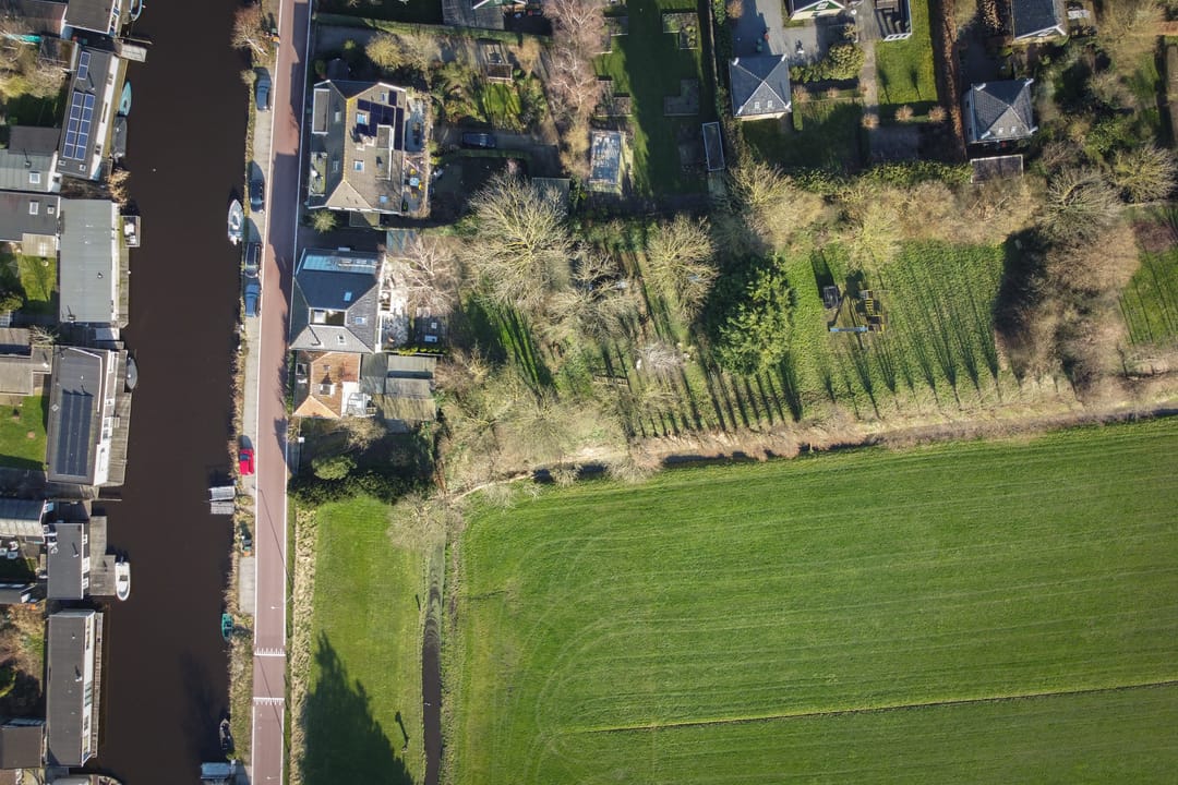 Blikvanger Dijk van een familiehuis aan open vaarwater met geweldig grote tuin — 50