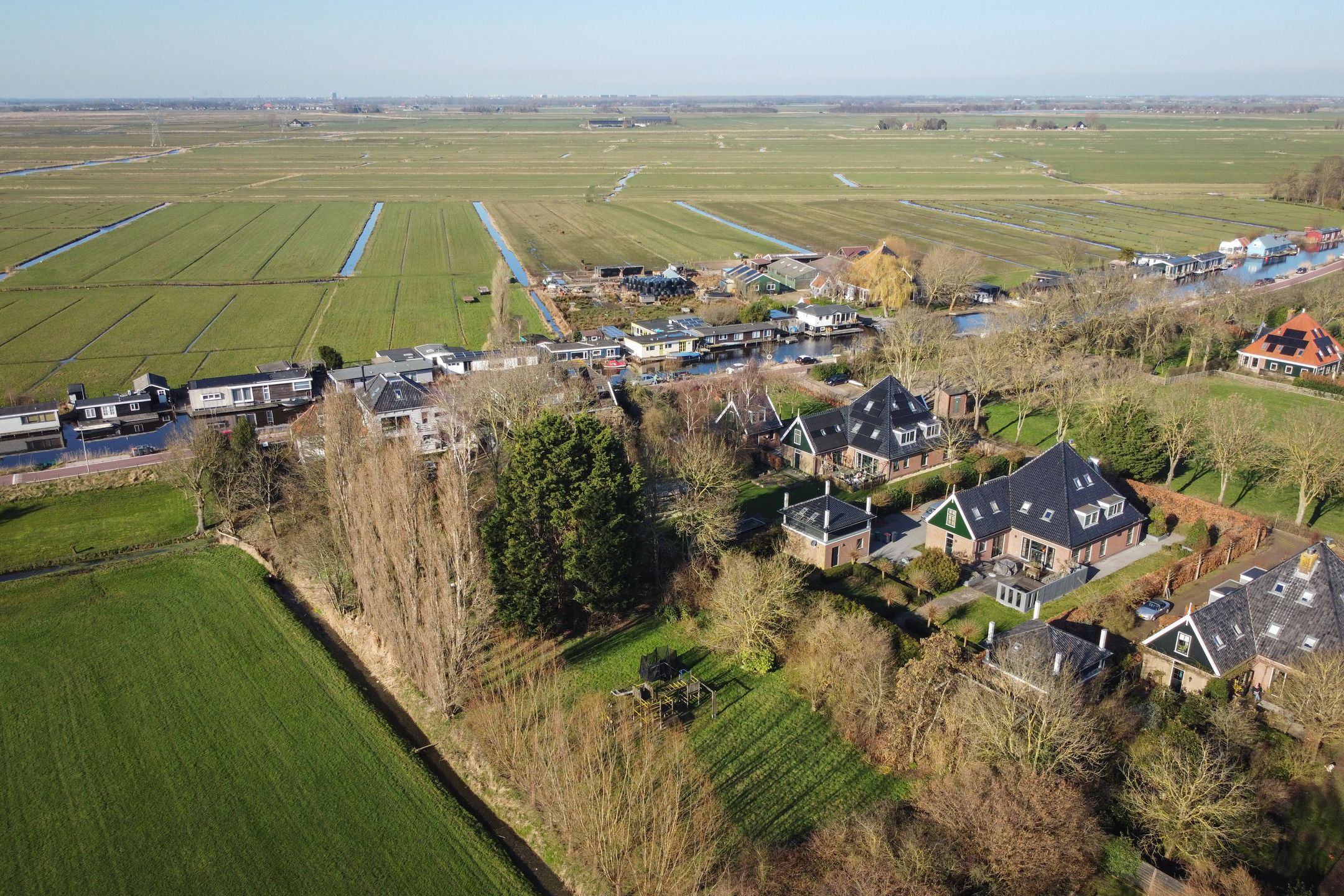 Blikvanger Dijk van een familiehuis aan open vaarwater met geweldig grote tuin — 51