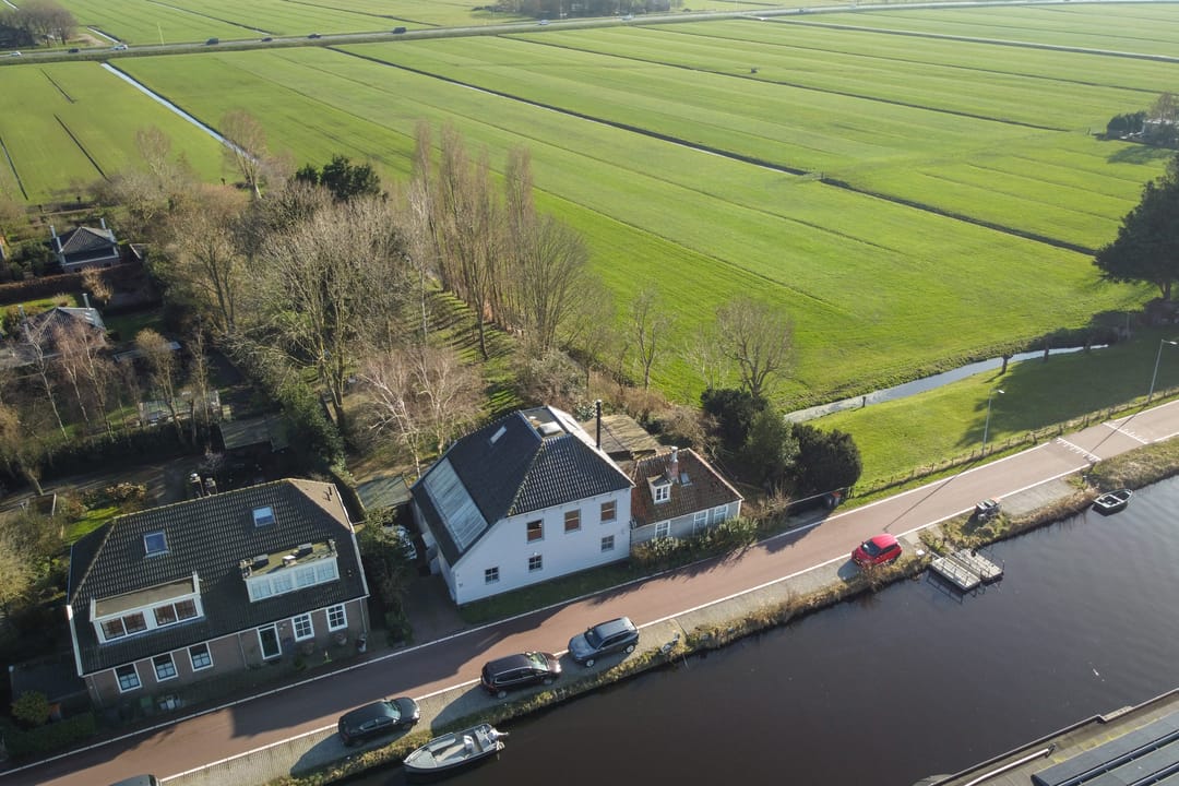 Blikvanger Dijk van een familiehuis aan open vaarwater met geweldig grote tuin — 53