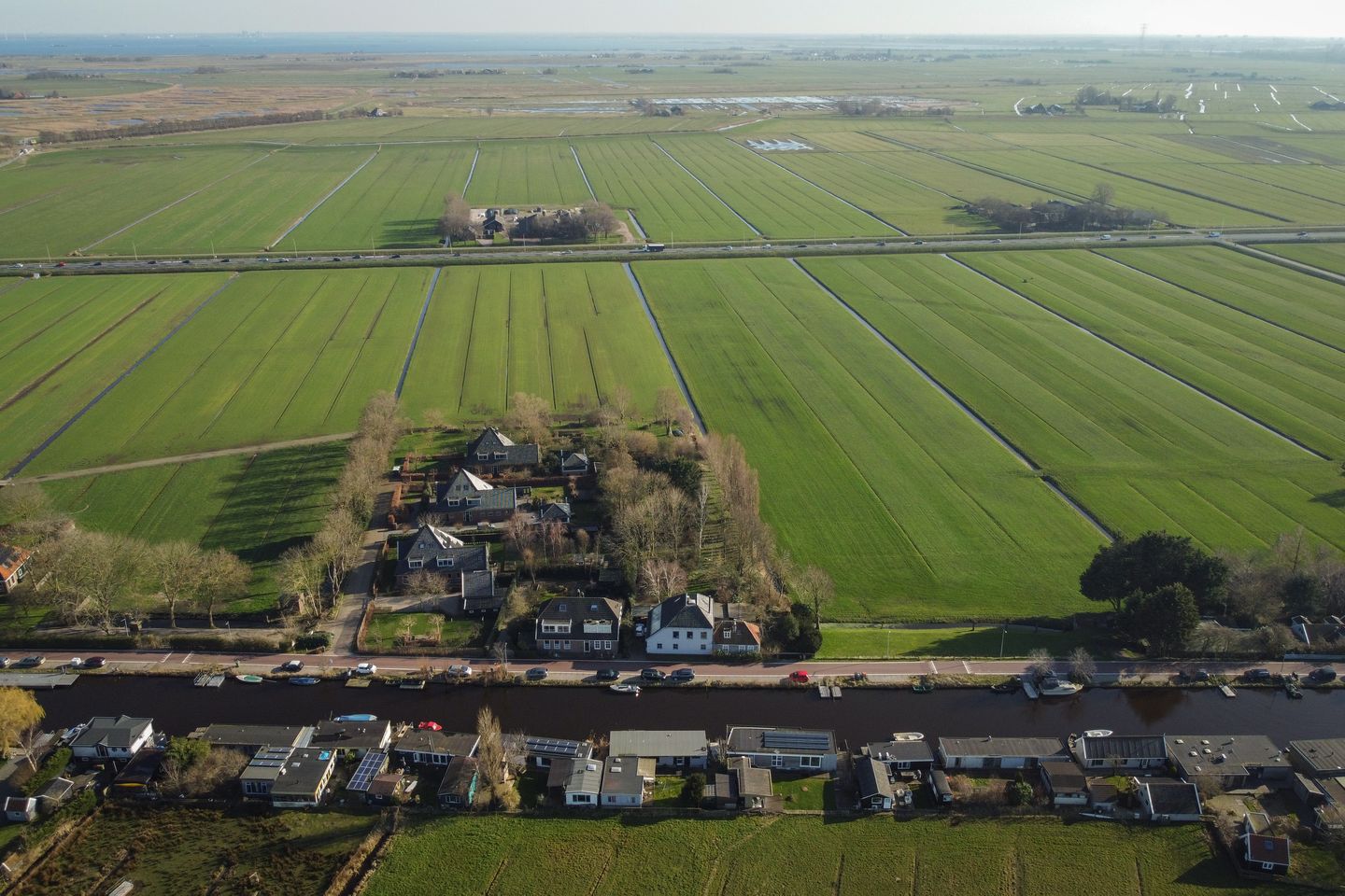 Blikvanger Dijk van een familiehuis aan open vaarwater met geweldig grote tuin — 54