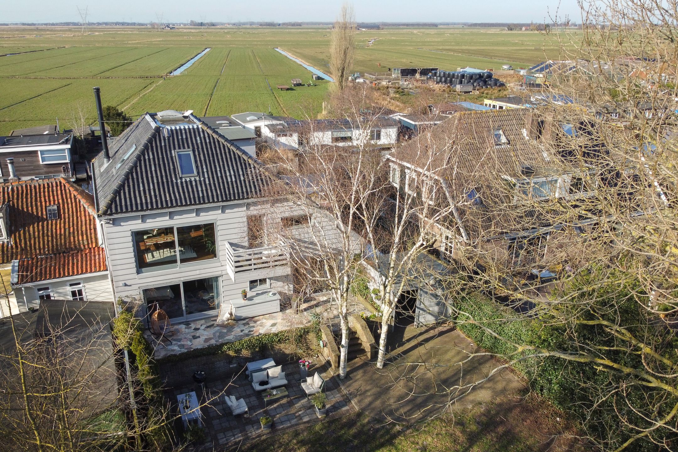 Blikvanger Dijk van een familiehuis aan open vaarwater met geweldig grote tuin — 55