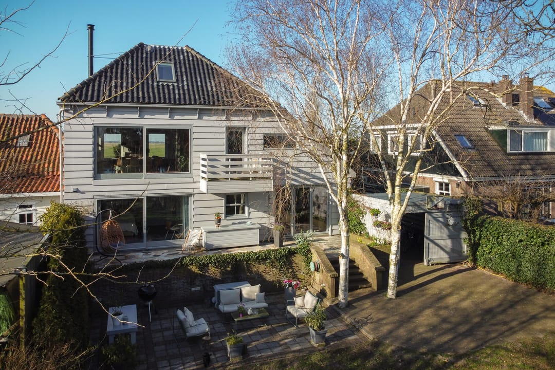 Blikvanger Dijk van een familiehuis aan open vaarwater met geweldig grote tuin — 56