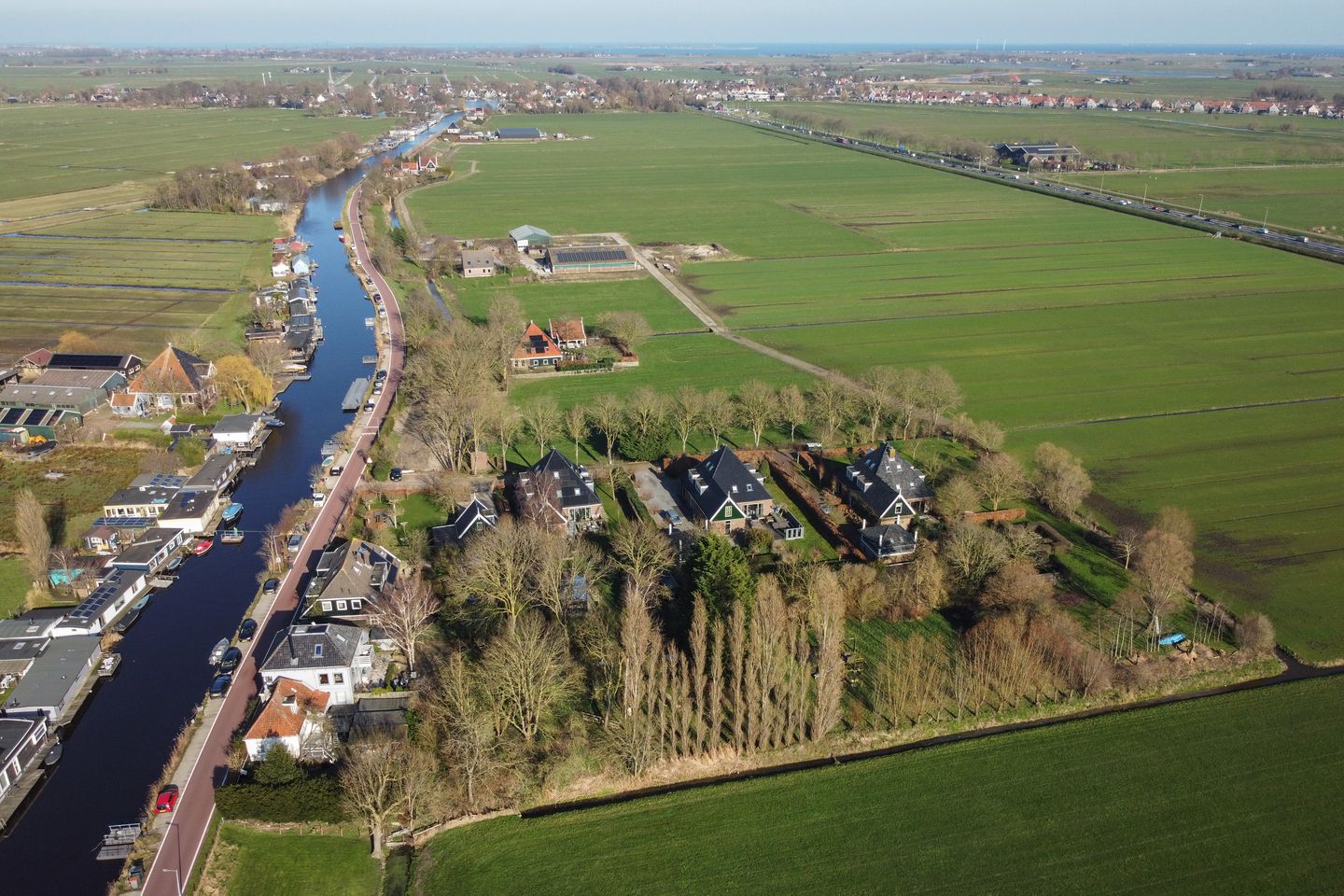 Blikvanger Dijk van een familiehuis aan open vaarwater met geweldig grote tuin — 52