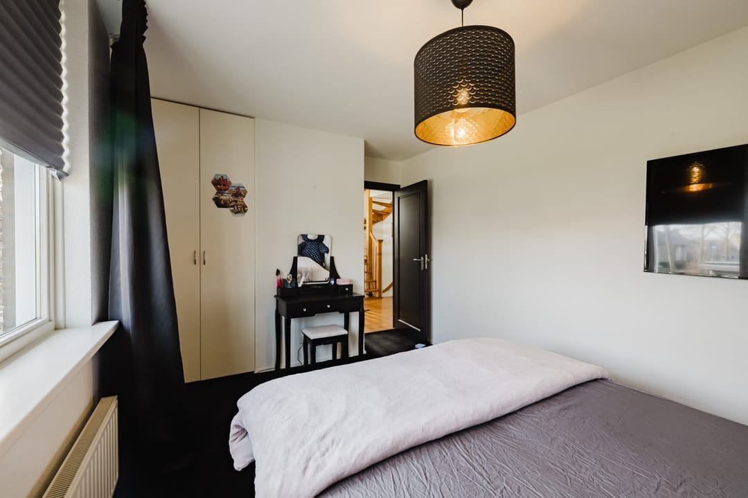 Surprisingly spacious corner house with 4 bedrooms and 2 bathrooms in Valkenswaard — 37