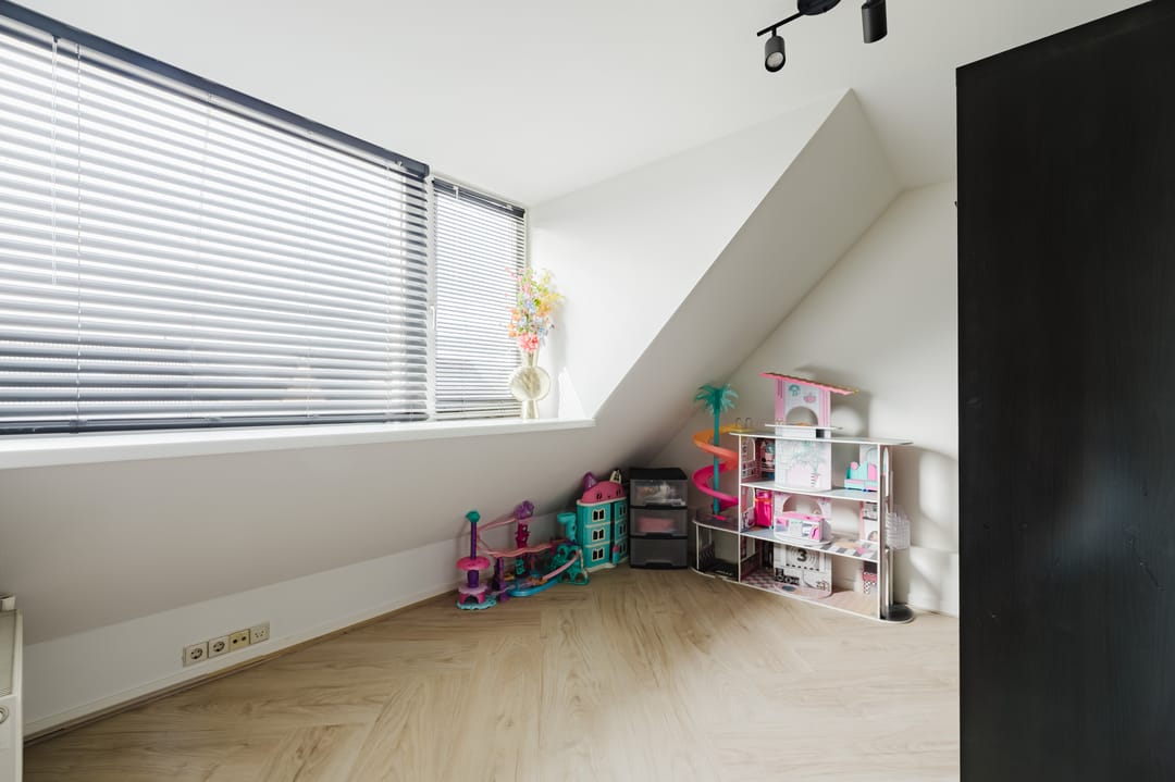 Surprisingly spacious corner house with 4 bedrooms and 2 bathrooms in Valkenswaard — 47