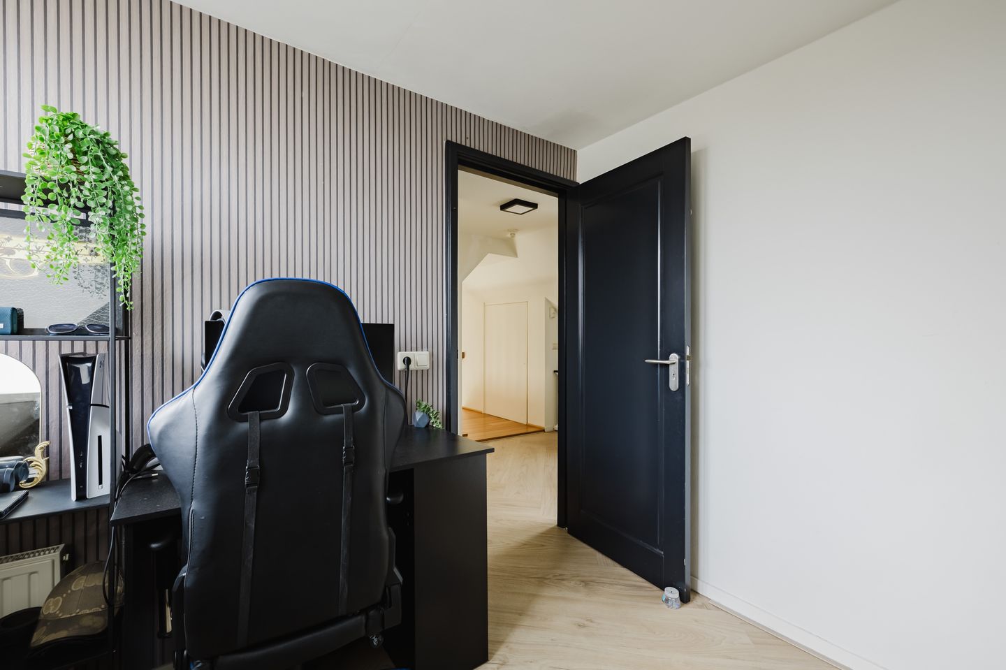 Surprisingly spacious corner house with 4 bedrooms and 2 bathrooms in Valkenswaard — 51