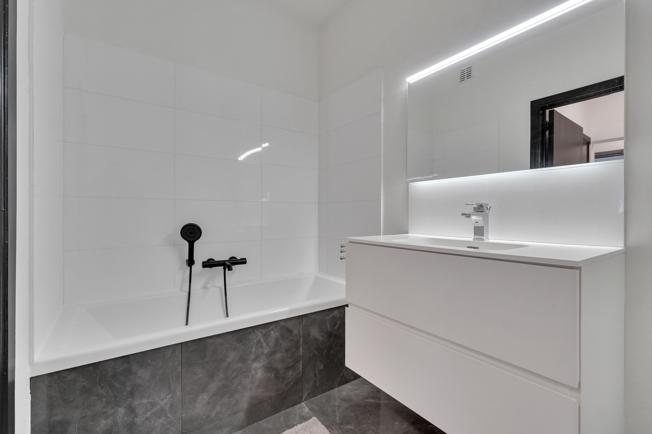 Move-in ready 3-bedroom apartment in the center of Lanaken with balcony — 18