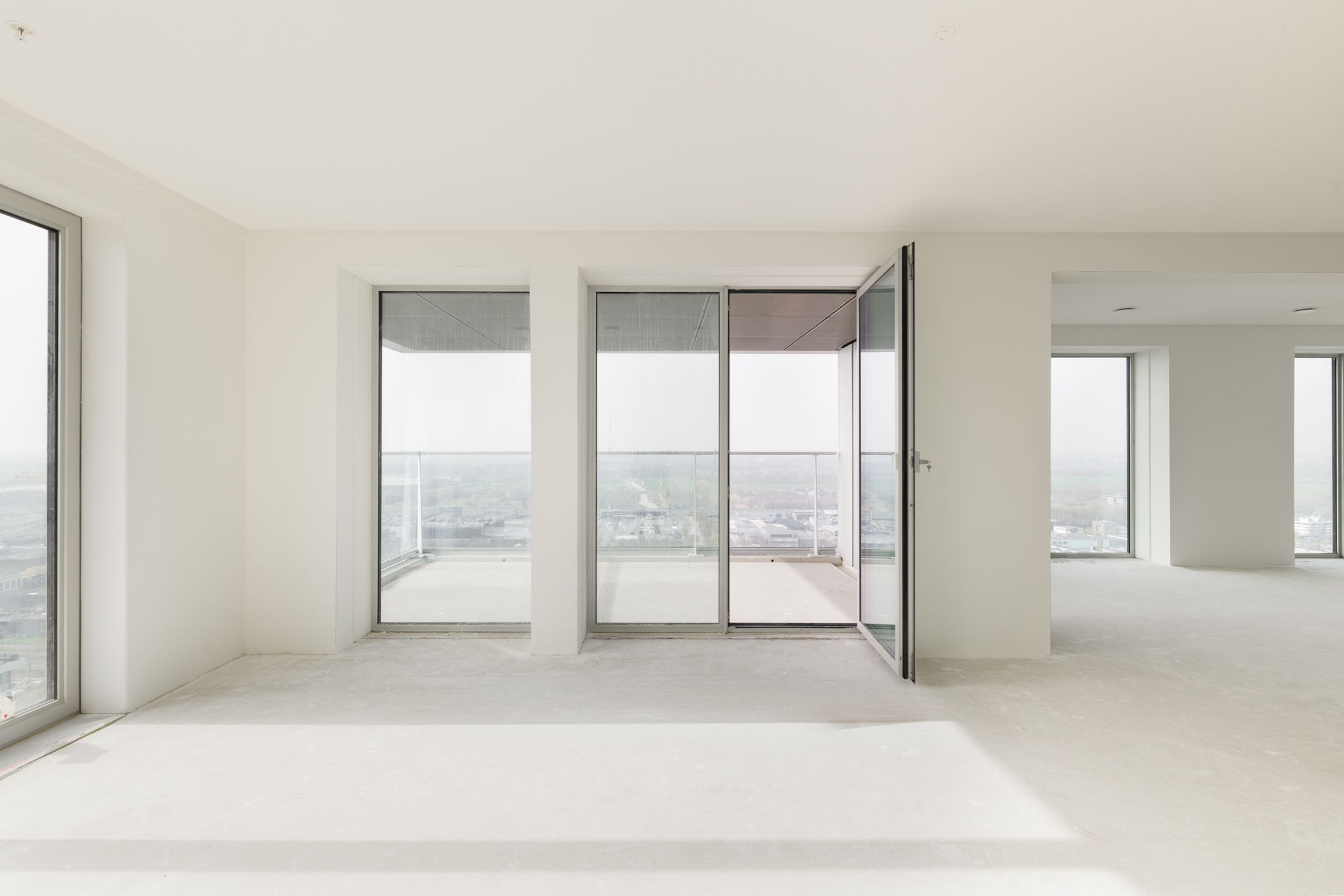 Exclusive Penthouse on the 31st Floor with Panoramic Views — 13