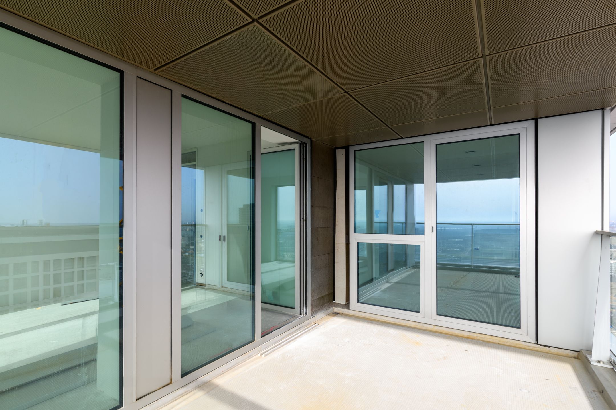 Exclusive Penthouse on the 31st Floor with Panoramic Views — 22