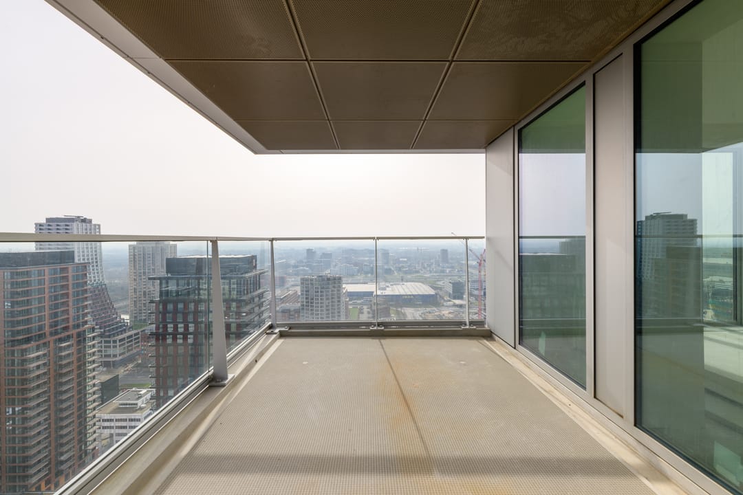Exclusive Penthouse on the 31st Floor with Panoramic Views — 26