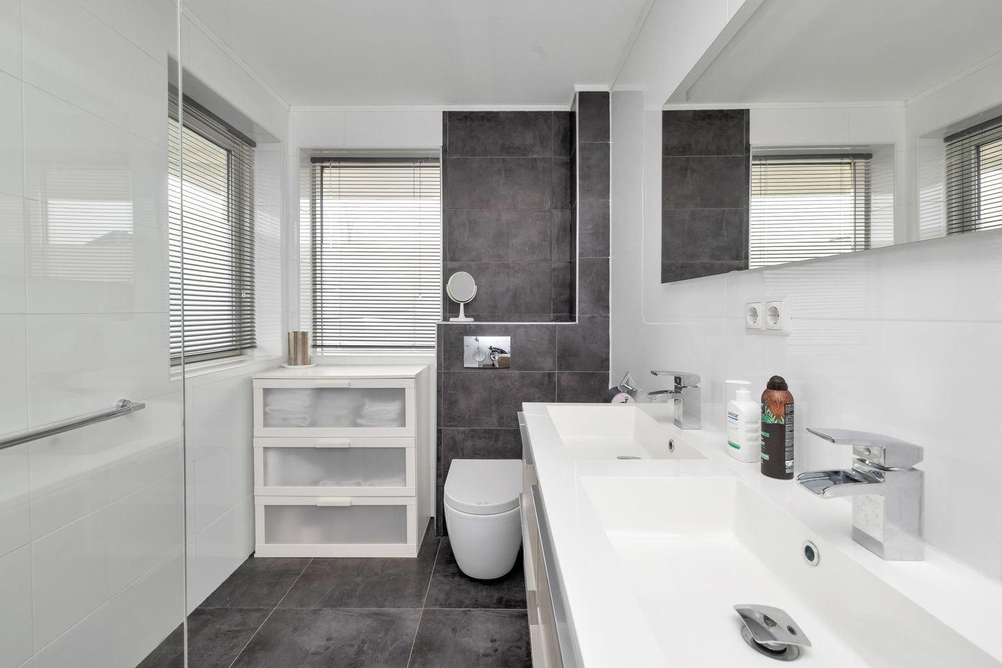 Spacious semi-detached house with 1930s style character in Venhuizen — 18