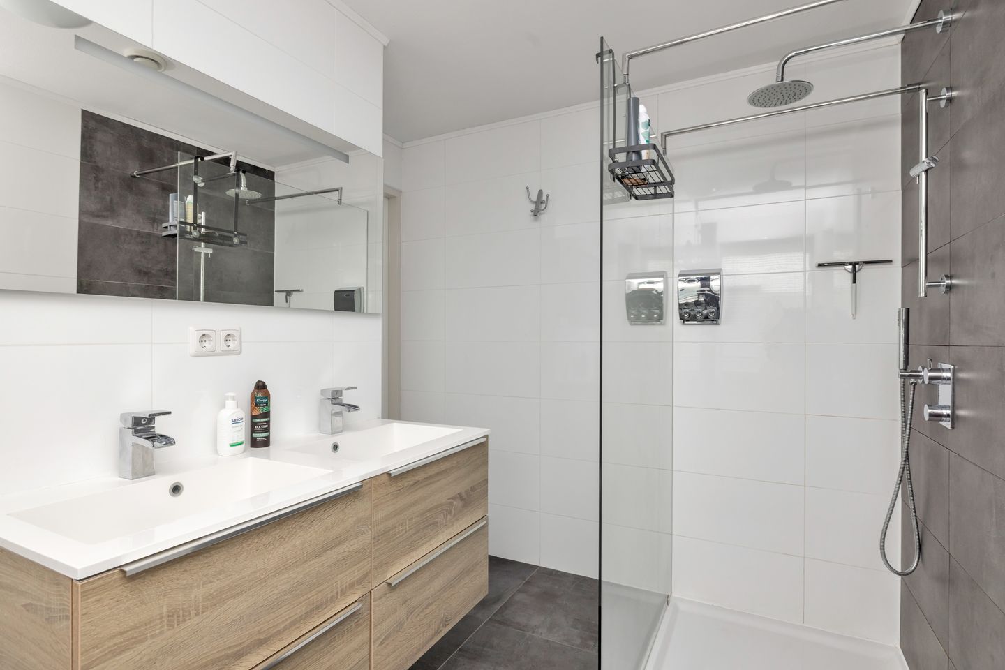 Spacious semi-detached house with 1930s style character in Venhuizen — 19