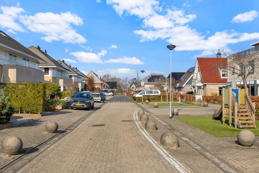 Spacious semi-detached house with 1930s style character in Venhuizen — 37