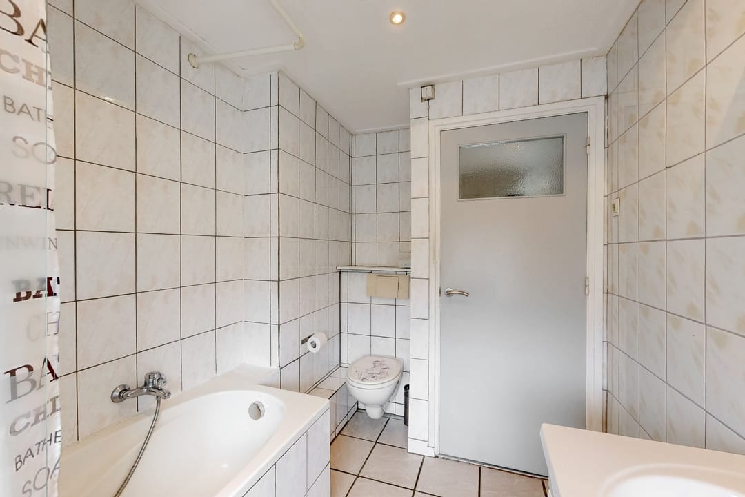 Spacious corner house with garage, cellar and deep garden in Geleen Lindenheuvel — 22