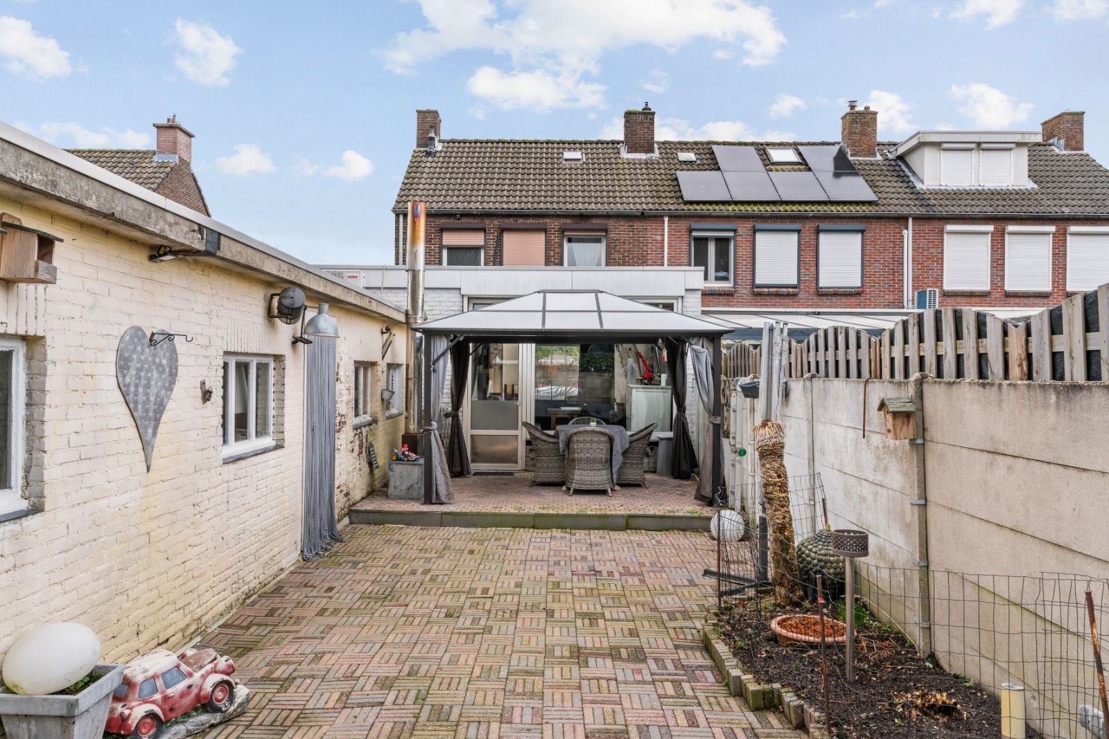Spacious corner house with garage, cellar and deep garden in Geleen Lindenheuvel — 32