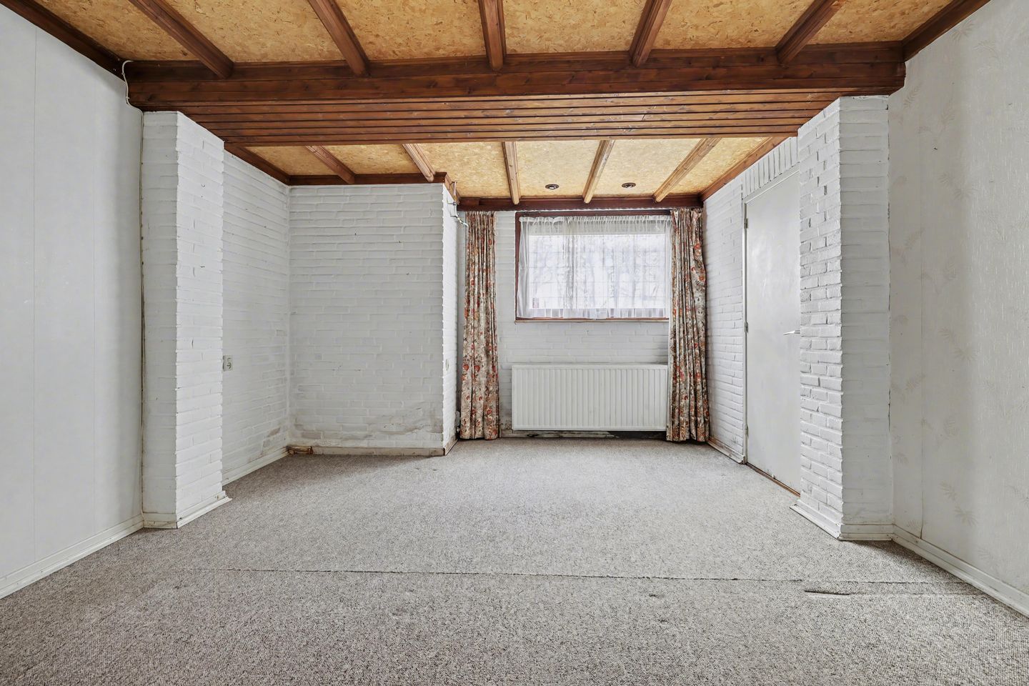 Spacious semi-detached home with basement and garden adjacent to walking trails — 40