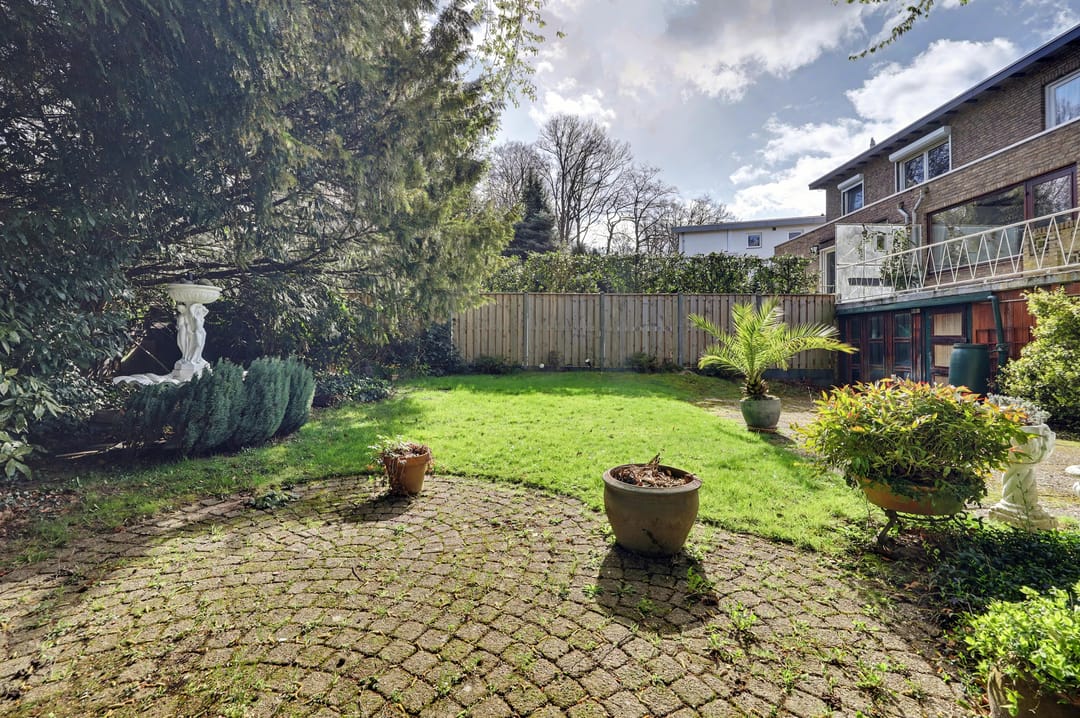 Spacious semi-detached home with basement and garden adjacent to walking trails — 51