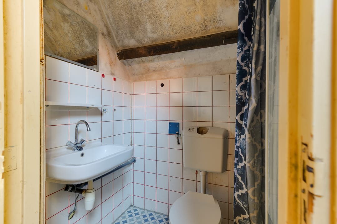 Monumental Corner House in Leiden Center Requiring Renovation — 28