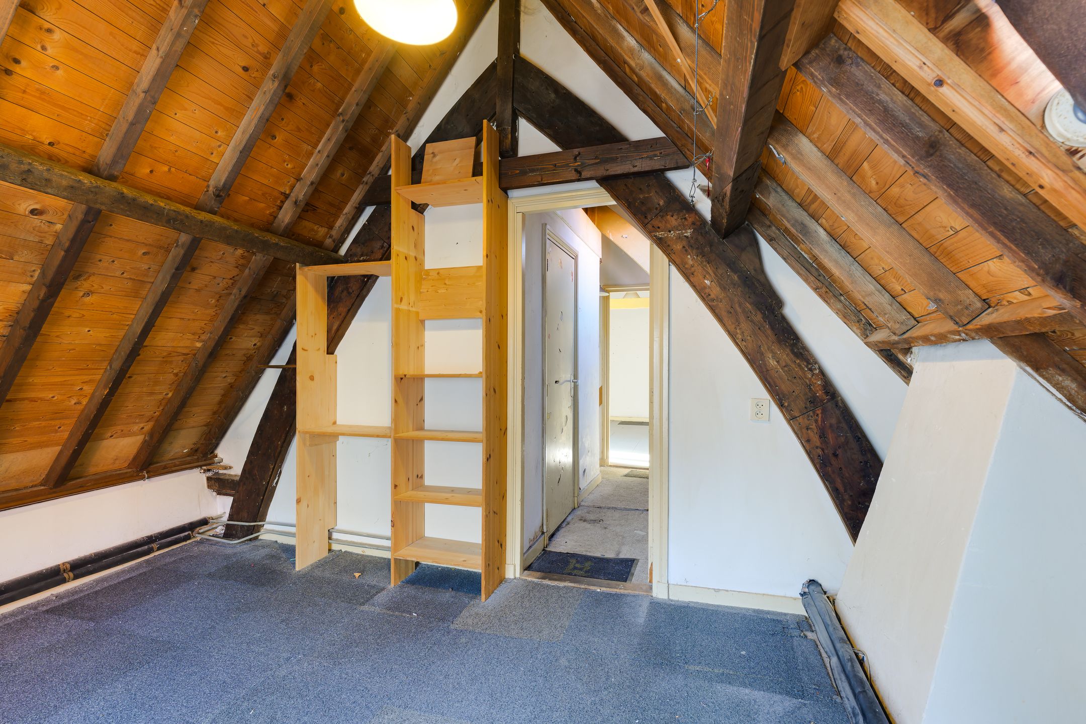 Monumental Corner House in Leiden Center Requiring Renovation — 27