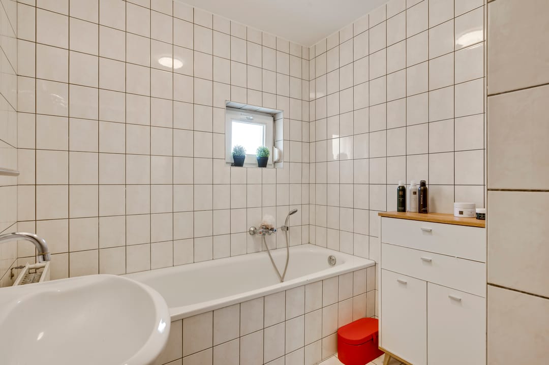 Spacious 4-Bedroom Family Home with Garden Lounge in Elsloo — 36