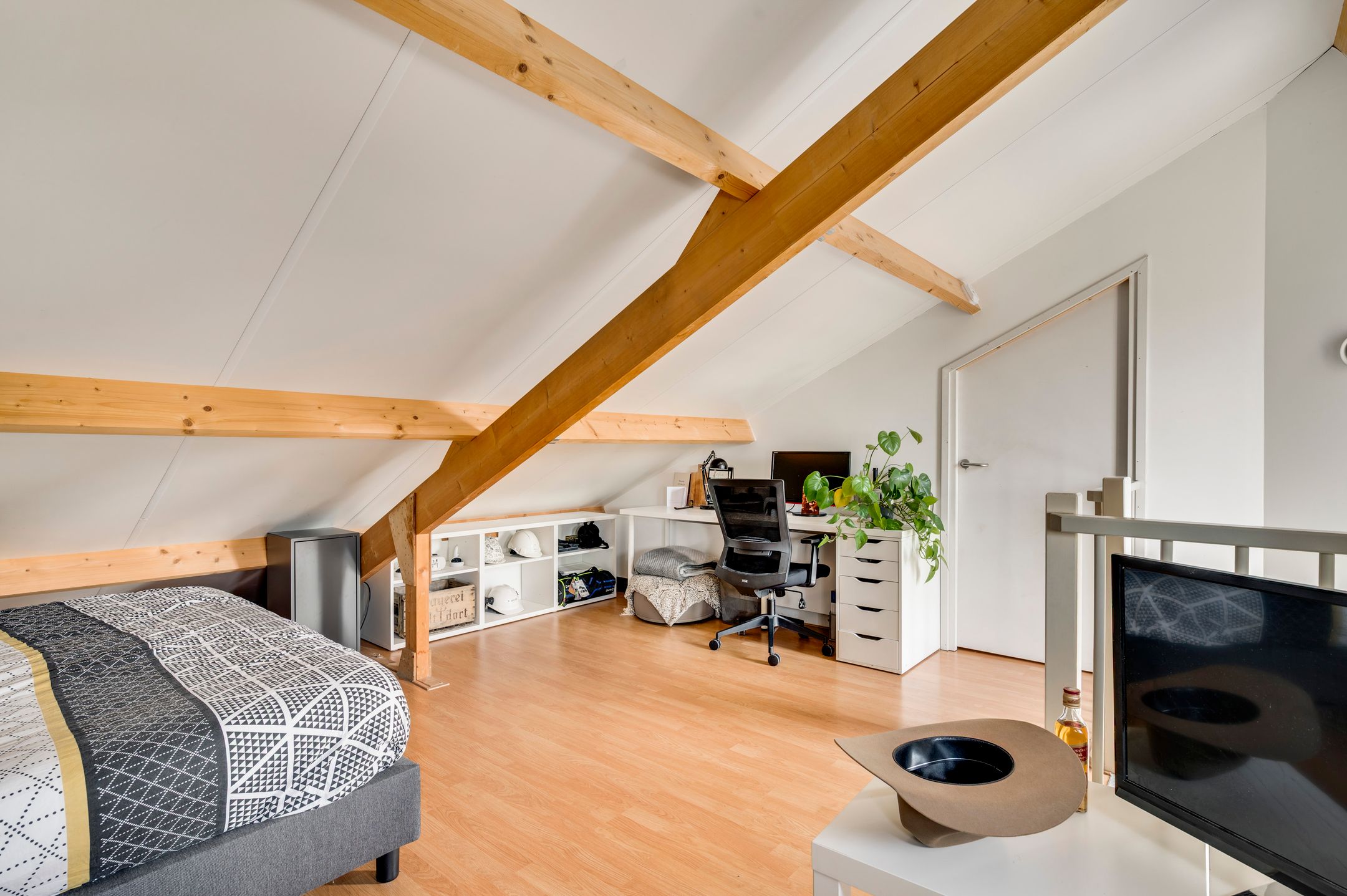 Spacious 4-Bedroom Family Home with Garden Lounge in Elsloo — 39