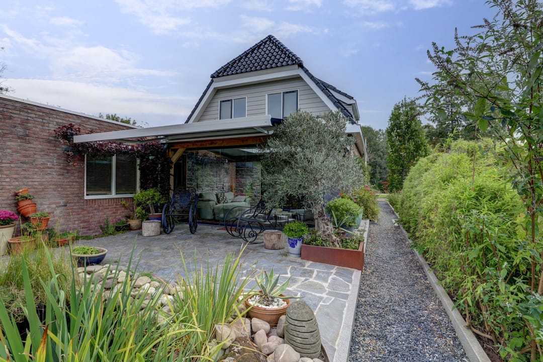 Detached Villa with Stunning Waterfront Garden — 62