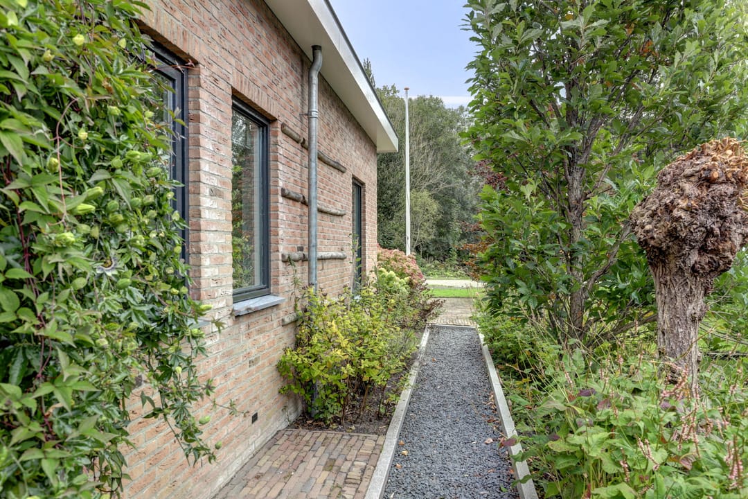 Detached Villa with Stunning Waterfront Garden — 68