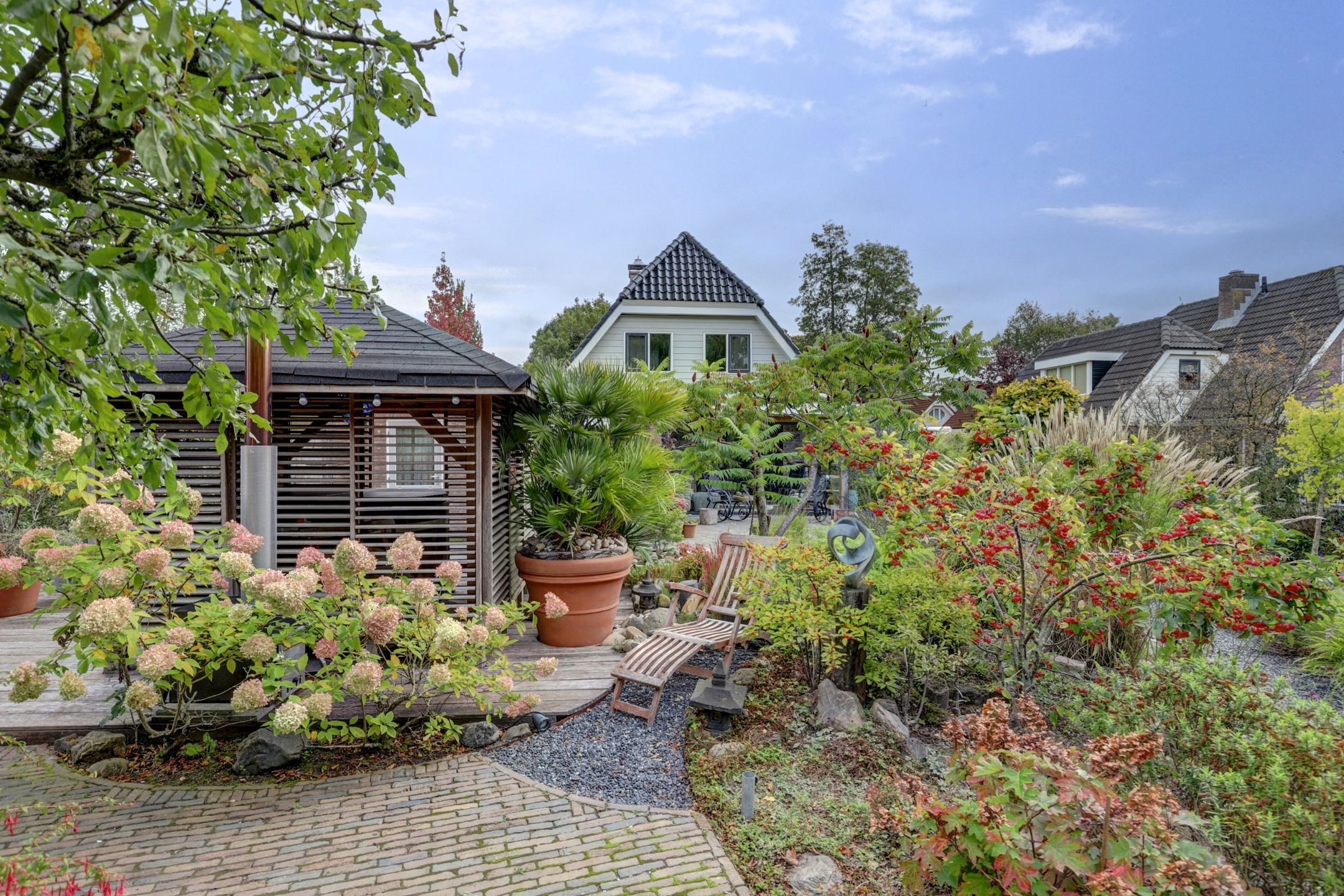 Detached Villa with Stunning Waterfront Garden — 60