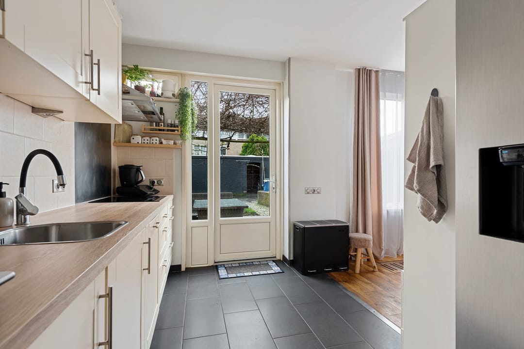 Photo 16 of van Limburg Stirumstraat 16