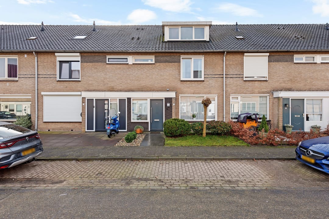 Photo 1 of van Limburg Stirumstraat 16