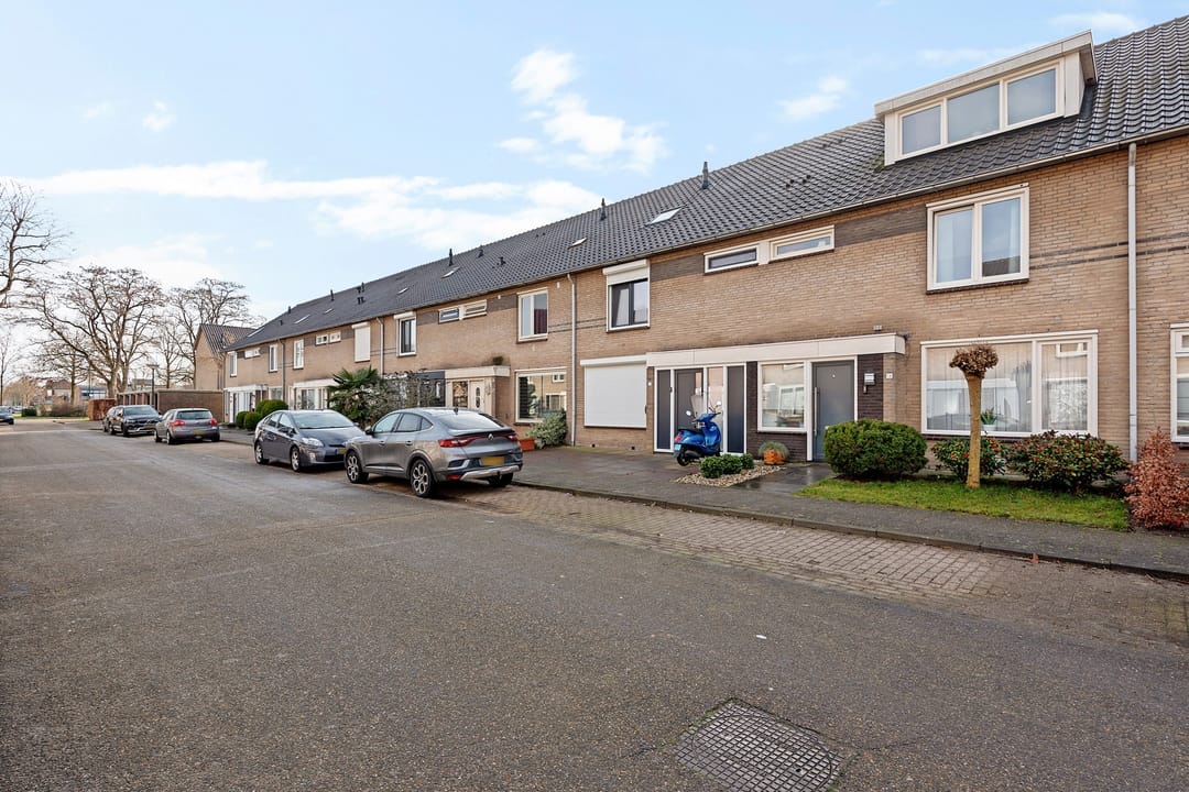 Photo 2 of van Limburg Stirumstraat 16