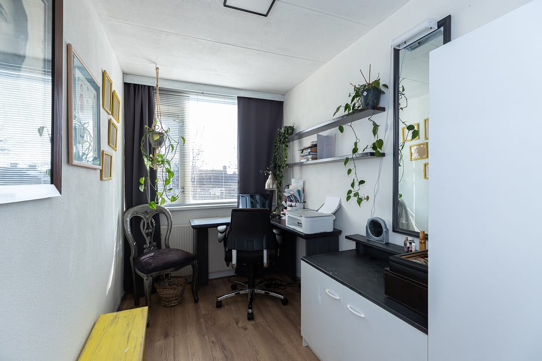 Spacious drive-in home with garage and sunny garden in Papendrecht — 14