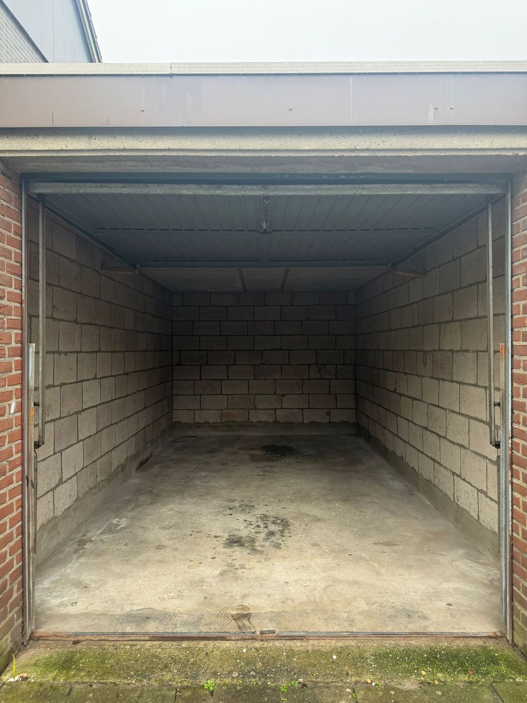 Garagebox met kantelpoort in Tilburg Noord