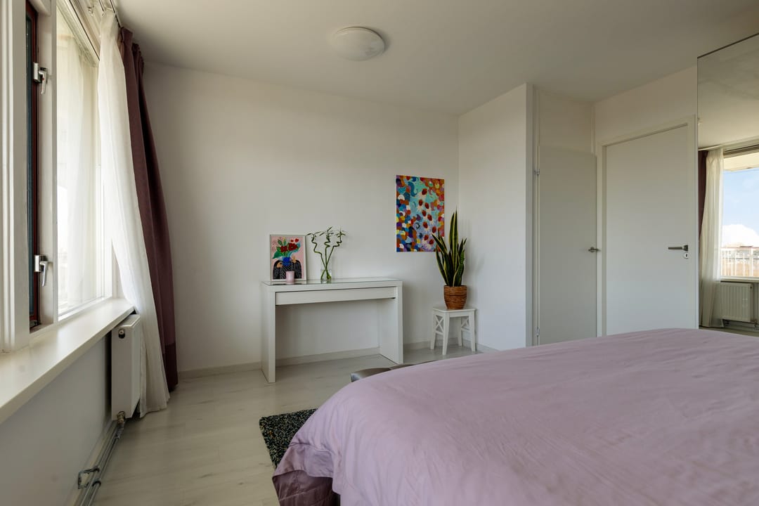 Spacious apartment with large balcony in Leiden Merenwijk — 26