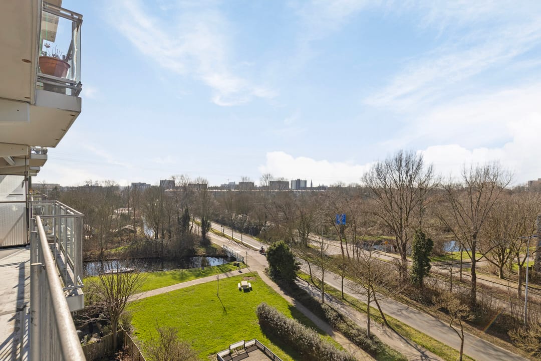 Spacious apartment with large balcony in Leiden Merenwijk — 32