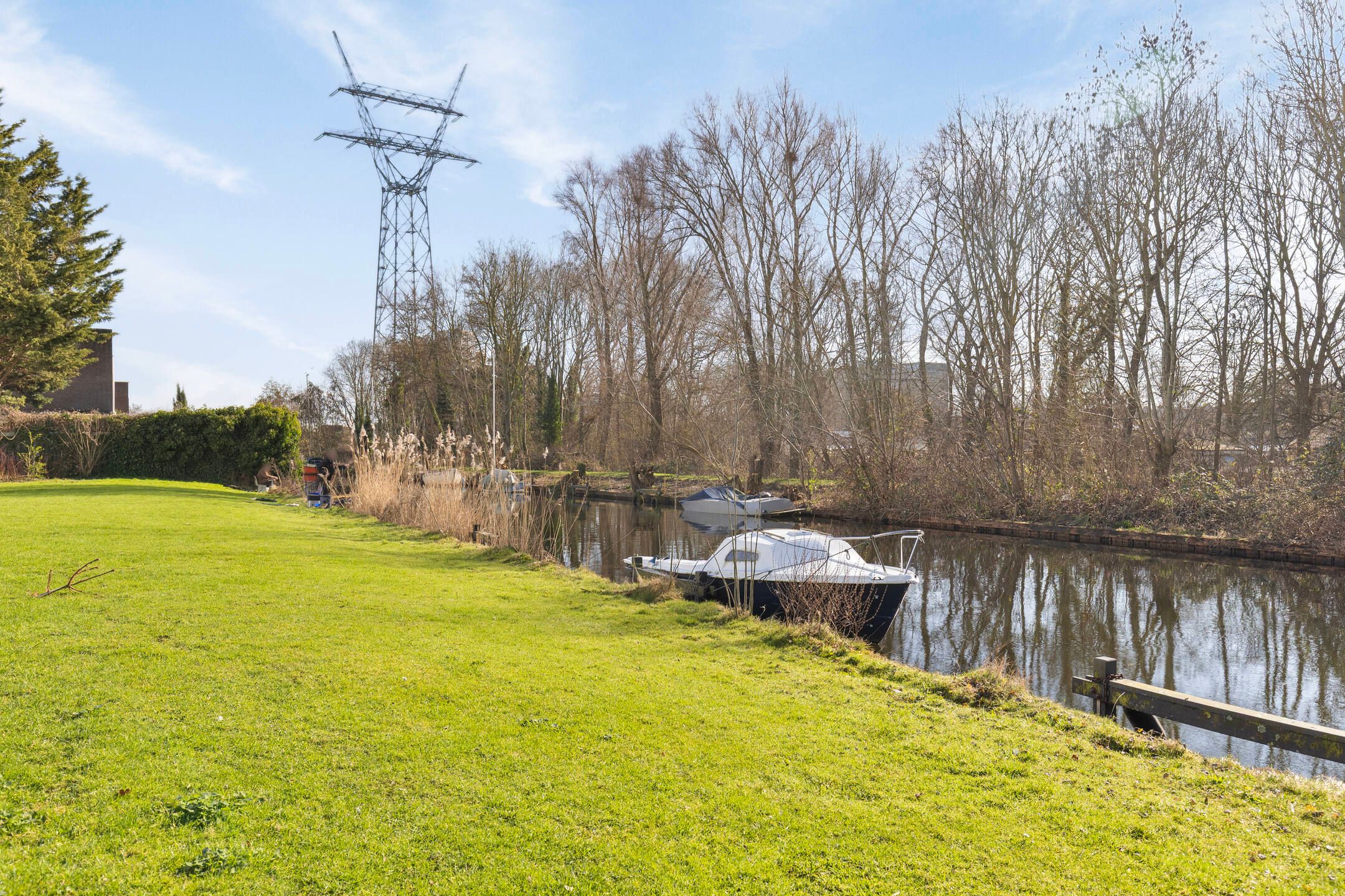 Spacious apartment with large balcony in Leiden Merenwijk — 34