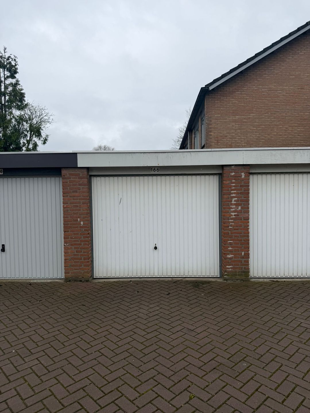 Garagebox met overheaddeur in woonwijk
