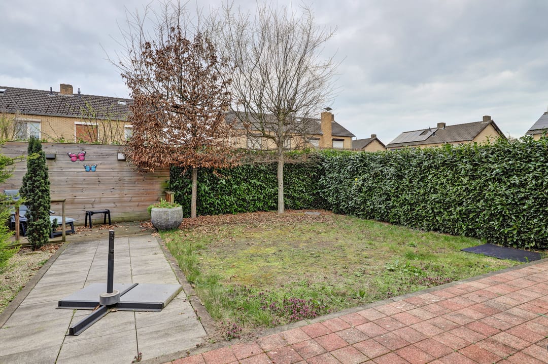 Spacious semi-detached home with large extension, garage and southwest facing garden — 27