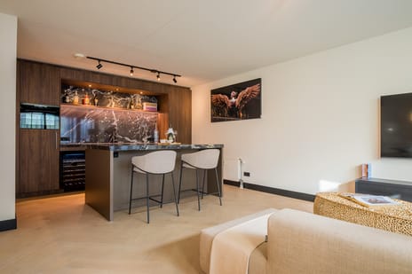 't College 7 secondary image