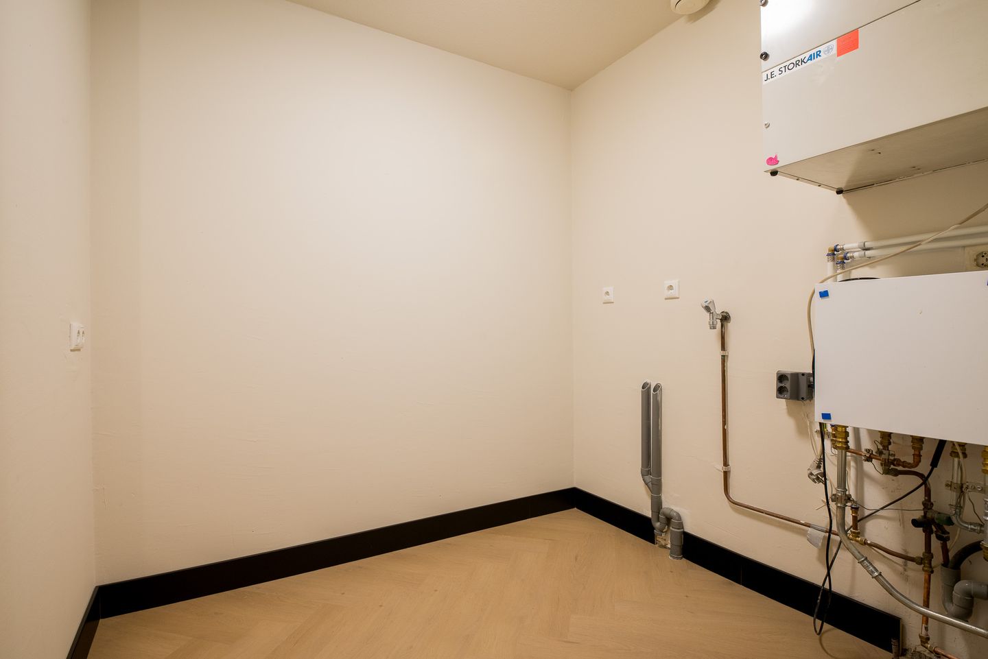 Luxurious Move-in Ready Apartment in Eindhoven City Center with Private Parking — 33