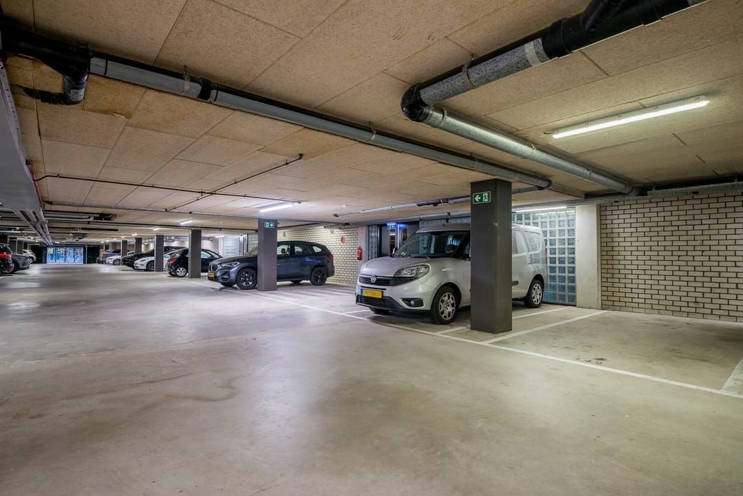 Luxurious Move-in Ready Apartment in Eindhoven City Center with Private Parking — 36