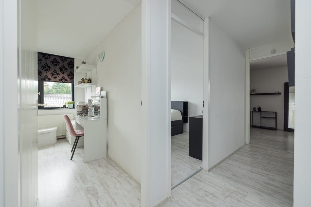 Spacious move-in ready corner house with 5 bedrooms and 2 bathrooms — 20