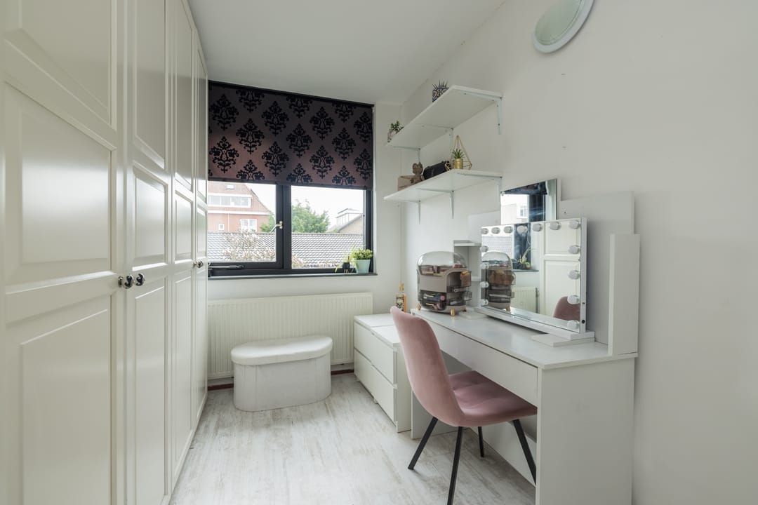 Spacious move-in ready corner house with 5 bedrooms and 2 bathrooms — 21