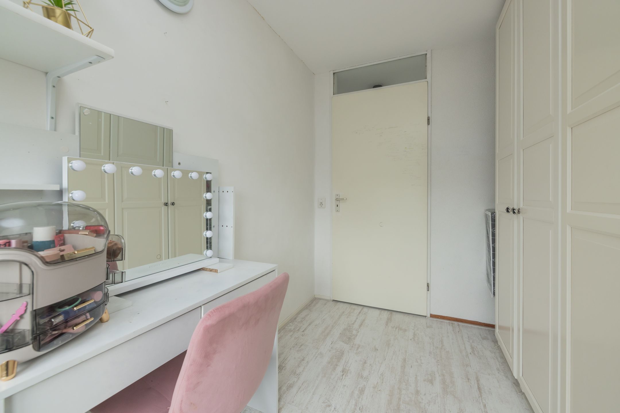 Spacious move-in ready corner house with 5 bedrooms and 2 bathrooms — 22