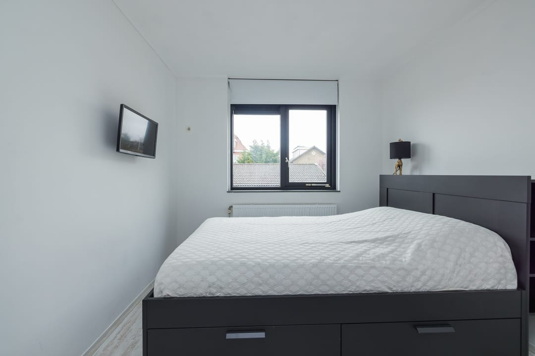 Spacious move-in ready corner house with 5 bedrooms and 2 bathrooms — 23