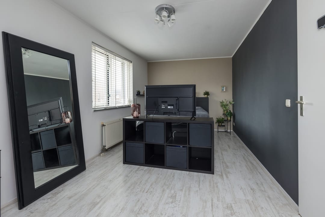 Spacious move-in ready corner house with 5 bedrooms and 2 bathrooms — 25